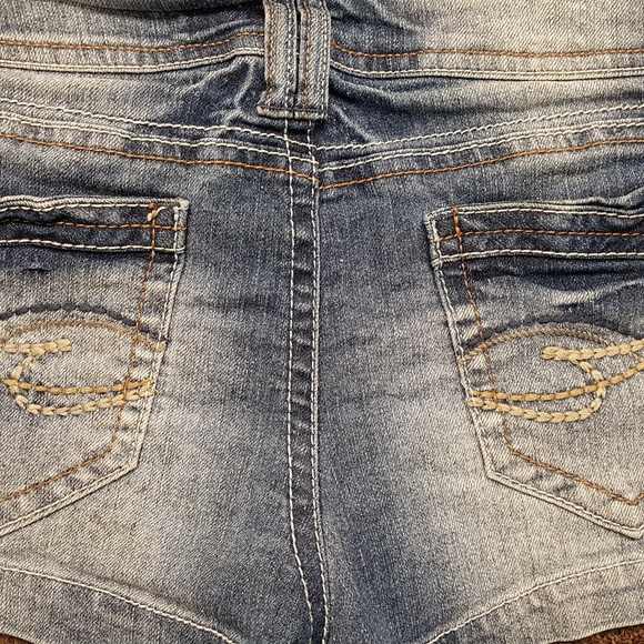 Truce Distressed Jeans Shorts Size 7 B-2 - Picture 2 of 6